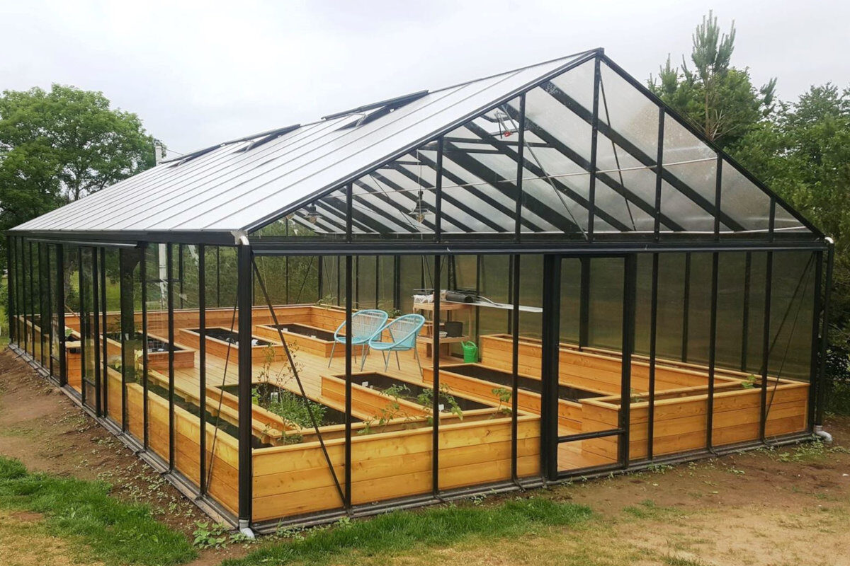 Magna šiltnamis su 4 mm stiklo danga - juodas rėmas