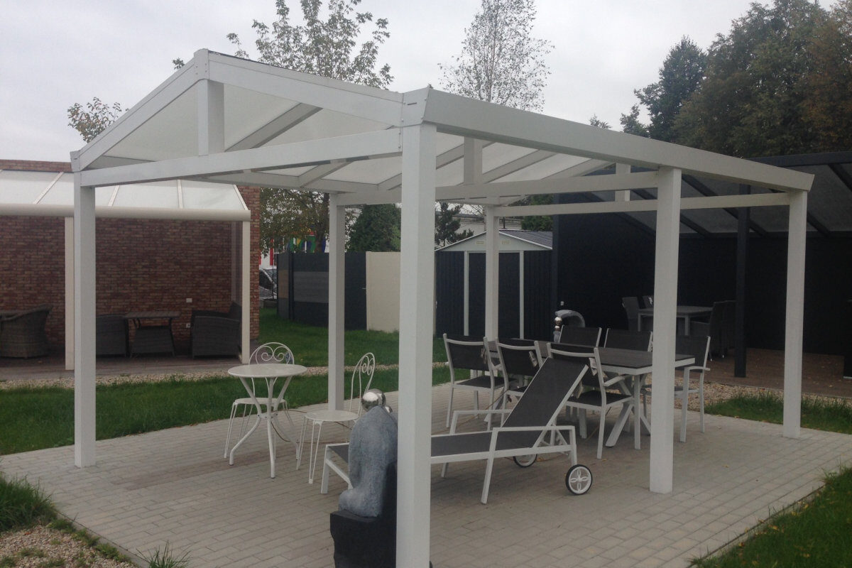 Sanus atskira stoginė automobiliui ar poilsiui